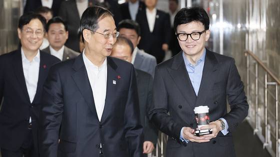 Acting President Han Duck-soo, then prime minister, and Han Dong-hoon, then acting leader of the People Power Party's emergency committee, attend a party-government consultation meeting at the National Assembly in western Seoul on Jan. 14, 2024. [YONHAP]