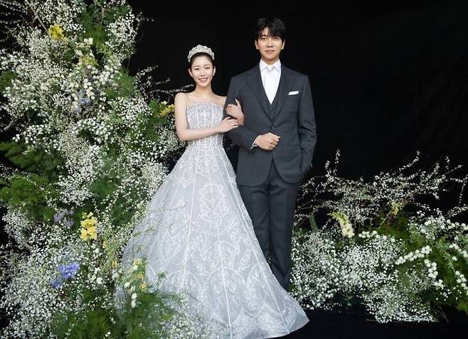 배우 이다인(왼쪽), 가수 겸 배우 이승기 부부. 휴먼메이드 제공