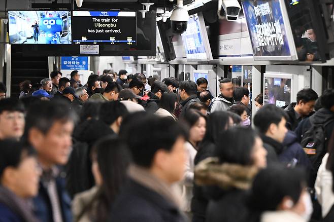 지난해 12월 서울 용산구 지하철 서울역이 이용객들로 붐비고 있다. 윤웅 기자