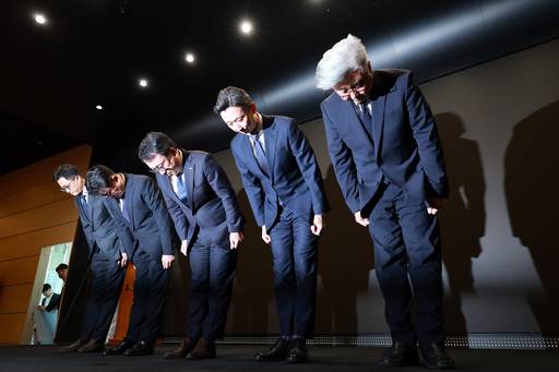 유영상 SK텔레콤 대표이사(가운데)가 25일 서울 중구 SKT타워에서 가입자 유심(USIM) 정보가 유출된 데 대해 사과하고 있다. 연합뉴스