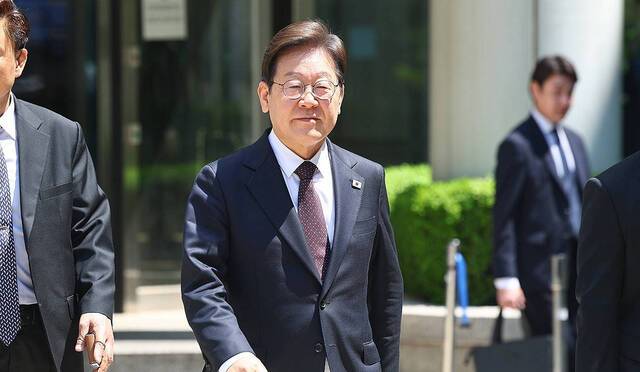 더불어민주당 이재명 대선 후보가 29일 서울 서초구 서울중앙지방법원에서 열린 '대장동 배임ㆍ성남FC 뇌물' 1심 속행 공판이 끝난 뒤 법원을 나서고 있다. 연합뉴스