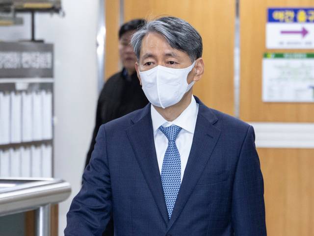 12·3 비상계엄 사태와 관련해 내란 중요 임무 종사 혐의로 재판에 넘겨진 조지호 경찰청장이 16일 서울 서초구 서울중앙지법에서 열린 1심 속행 공판에 출석하고 있다. 연합뉴스