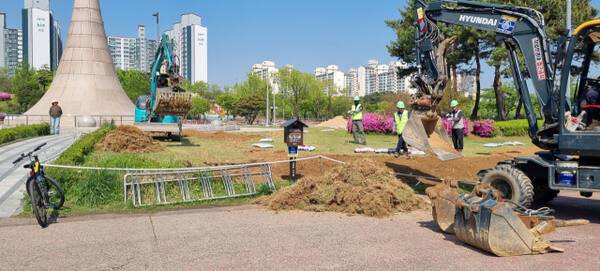 부천시가 상동호수공원 내 상징 조형물인 ‘물의 나라’ 주변에 수국정원 조성공사를 진행하면서 기본적인 공사 알림 표지판조차 설치하지 않아 안전불감증 논란이 불거지고 있다. 수국공원 조성현장 인근에서 포크레인이 작업하고 있다. 김종구기자
