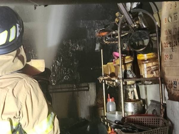 29일 오전 9시55분 인천 부평구 청천동 한 음식점에서 불이 나 출동한 소방대원들이 진압하고 있다. 인천소방본부 제공