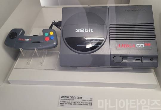 넷마블게임박물관. 코모도어 아미다 CD32. 코모도어 인터네셔널에서 1993년 출시했다. 세계 최초의 32비트 CD 콘솔 중 하나로 아미가 소프트웨어에 대응한다. 촬영 : 이동근 기자