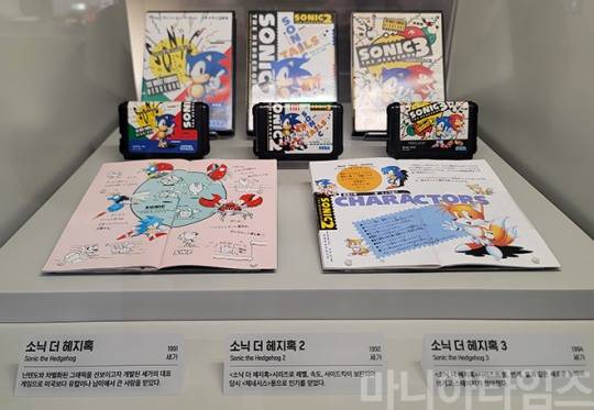 넷마블게임박물관. 세가의 메가드라이브에 대응하는 소닉 시리즈. '소닉 더 헤지훅'은 1991년, '소닉 더 헤지훅 2'은 1992년, '소닉 더 헤지훅'은 1993년 각각 출시됐다. 당시 패밀리컴퓨터와 슈퍼패미콤의 대표 캐릭터인 '슈퍼마리오'에 대항하기 위해 세가가 메가드라이브의 성능을 최대한 활용해 만든 게임이다. 16비트인 메가드라이브의 성능을 살려 당시로서는 혁신적으로 빠른 스크롤 속도와 움직임을 보여줘 충격을 안겼다. 다만 지금은 닌텐도가 소닉의 저작권을 가지고 있어 닌텐도가 제작한 게임에서 소닉과 마리오가 같이 출연하는 것을 보면 격세지감이 느껴진다. 촬영 : 이동근 기자