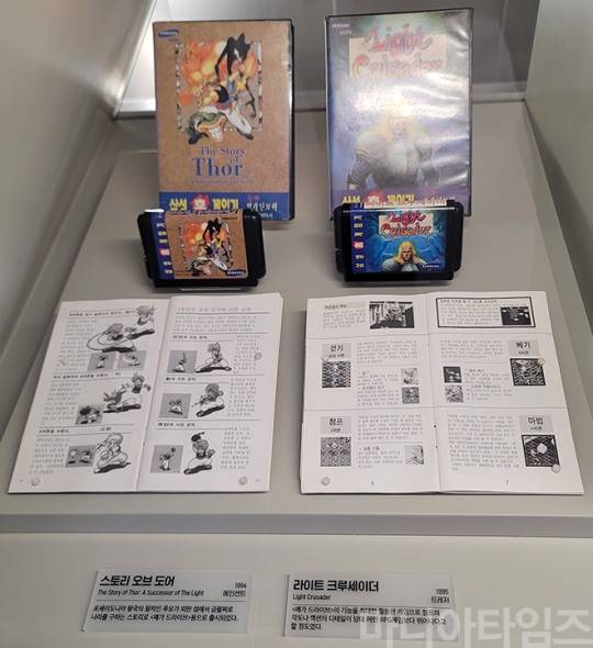 메가드라이브의 명작으로 꼽히는 에인션트의 '스토리 오브 도어'(1994년 출시)와 트레저의 '라이트 크루세이더'(1995년 출시). 이 두 게임은 리메이크 되지 않아 현세대기기로 즐기는 것이 불가능하다. 넷마블게임박물관. 촬영 : 이동근 기자