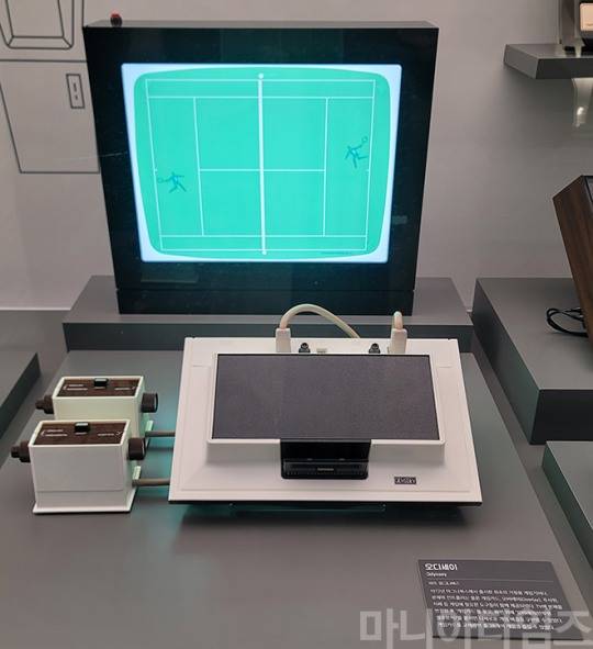 넷마블게임박물관. 1972년 마그나복스에서 출시한 최초의 가정용 게임기 '오디세이' 게임카드를 교체하는 식으로 28개의 게임을 즐길 수 있었다. 화면 위에 셀로판지를 붙이는 식으로 다양한 게임 배경도 구현 가능했다고. 촬영 : 이동근 기자