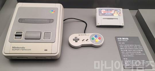 넷마블게임박물관. 닌텐도에서 1990년 발매한 '슈퍼 패미컴'과 에닉스의 '드래곤퀘스트 I·II' 게임팩. 세가의 '메가드라이브' 보다 늦게 발매됐지만 드래곤 퀘스트 시리즈와 파이널 판타지 시리즈가 공전의 히트를 치면서 당시 최고의 인기를 끌었다. 상단의 2004년까지 집계된 게임기 판매 대수는 전 세계 4910만 대. 촬영 : 이동근 기자