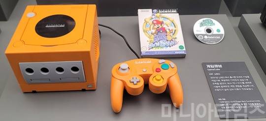 넷마블게임박물관. 2001년 출시된 닌텐도의 '게임큐브'와 게임큐브용 '슈퍼마리오 선샤인' 패키지. 게임큐브는 광매체 채용이나 고성능에 개발 용이성 증가 등 장점이 적지 않았음에도 전세대 기기인 '닌텐도 64'보다도 실패한 기기로 평가된다. 당시 닌텐도는 휴대용 게임기 분야에서는 업계 최고로 평가받았으나, 거치형 게임기는 영 힘을 쓰지 못하던 시기였다. 촬영 : 이동근 기자