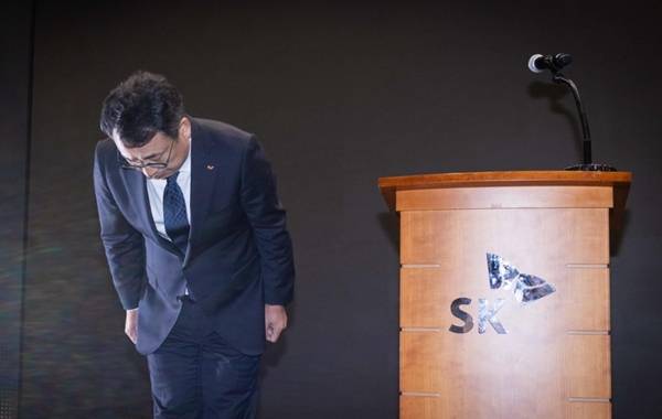 ▲ 유영상 SKT 대표가 지난 25일 서울 을지로 SK텔레콤 사옥에서 설명회를 열고 사과 및 대책을 발표했다. 사진=SKT 제공.