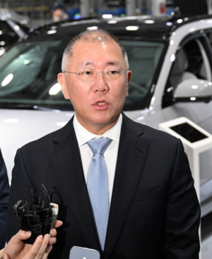 정의선 현대차그룹 회장이미국 조지아주 엘라벨에 위치한 ‘현대자동차그룹 메타플랜트 아메리카(Hyundai Motor Group Metaplant America, HMGMA)’ 준공식에 참석해 취재진 질문에 답하고 있다. [사진 = 현대차그룹 제공]