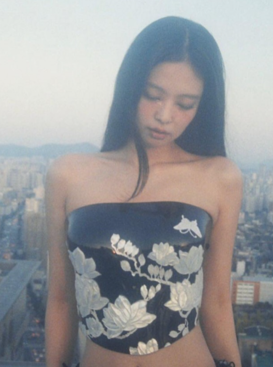 자개 튜브 톱을 입은 제니. [사진 = 르쥬 인스타그램]