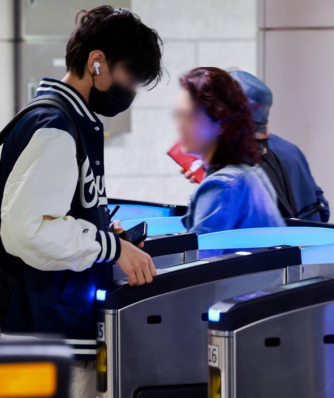 서울 지하철 1호선 시청역에서 시민이 교통카드를 찍고 개찰구를 지나고 있다.