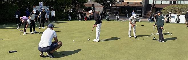 GS칼텍스 매경오픈 참가 선수들이 29일 경기도 성남시 남서울 컨트리클럽의 연습 그린에서 퍼팅 연습을 하고 있다.  임정우 기자