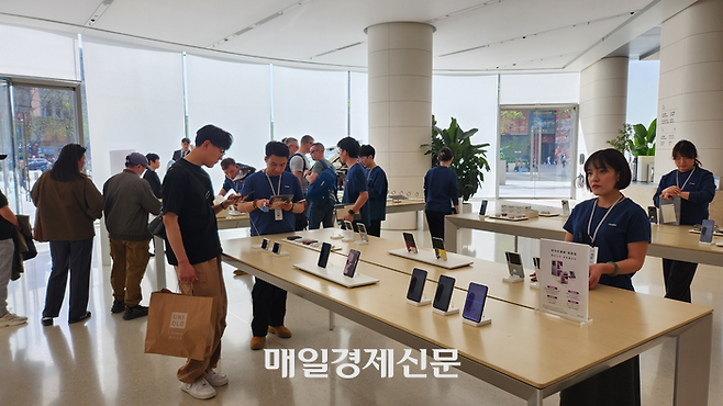 지난 15일 베이징의 대표 번화가인 왕푸징에 있는 화웨이 매장은 스마트폰 등 전자기기를 둘러보기 위한 고객들로 붐볐다. [사진 = 베이징 송광섭 특파원]