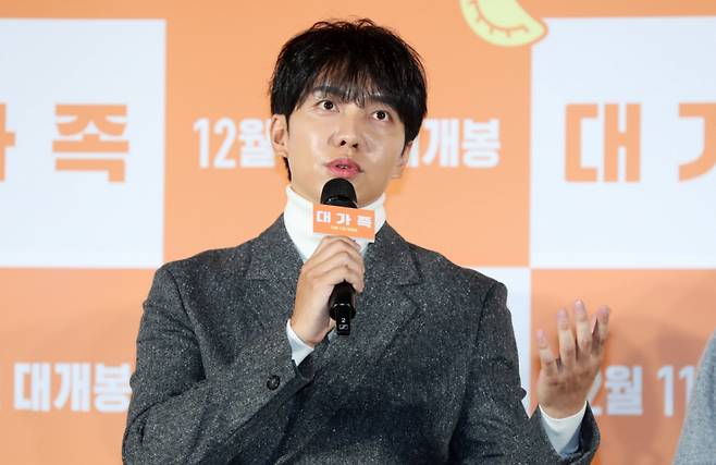 배우 이승기가 지난해 서울 광진구 롯데시네마 건대입구에서 열린 영화 '대가족'(감독 양우석) 제작보고회에서 취재진의 질문에 답하고 있다. [서울=뉴시스]