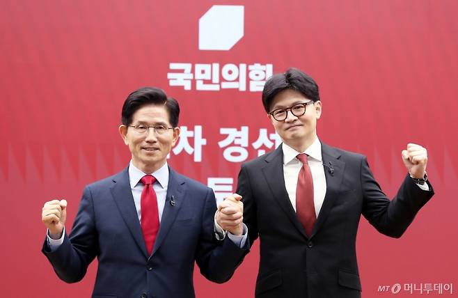 [서울=뉴시스] 국회사진기자단 = 김문수(왼쪽), 한동훈 제21대 대통령 선거 국민의힘 경선 후보가 23일 서울 여의도 국민의힘 중앙당사에서 열린 2차 경선토론회 미디어데이에서 서로를 1:1 맞수 토론 상대로 선택한 뒤 기념촬영을 하고 있다. 2025.04.23. photo@newsis.com /사진=