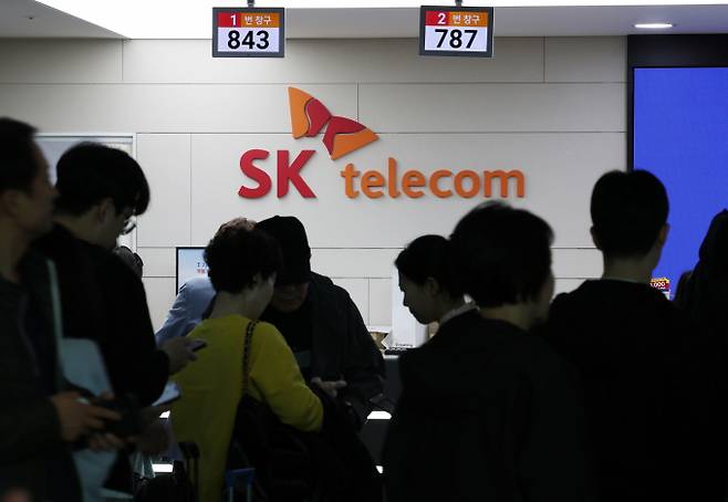 SK텔레콤 사고로 보안주가 상한가에 마감했다. 사진은 해킹 공격으로 가입자 유심 정보가 탈취된 SK텔레콤이 가입자 유심 무상 교체를 시작한 28일 오전 인천공항 제2터미널 SKT매장 앞에 고객들이 줄지어 대기하는 모습. /사진=뉴스1