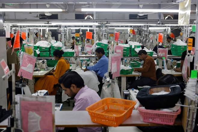 인도 사업 전개 전 노동법에 대한 심도 있는 이해가 필요하다. 사진은 인도 파리다바드 공장에서 근로자들이 의류를 제작하는 모습. /사진=로이터
