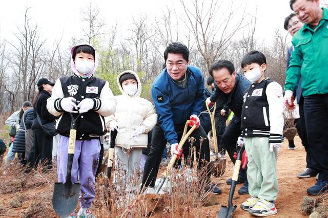 박준희(오른쪽 세 번째) 서울 관악구청장이 어린이들과 함께 산철쭉을 심고 있다. 관악구청 제공