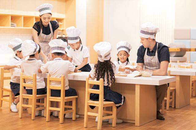 어린이 쿠킹클래스. 단순히 맛있는 음식을 만들거나 먹는 데 그치지 않고, 자신의 미각을 인식하고 존중하며 새로운 맛에 대한 두려움을 줄이고 호기심을 키우는 것이 바람직하다.   게티이미지뱅크