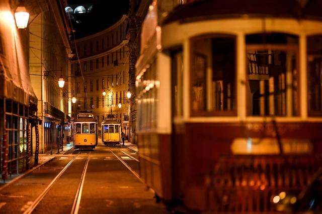 28일 대규모 정전이 스페인과 포르투갈 일대를 강타한 가운데 포르투갈 수도 리스본 시내의 노면전차가 전력 공급을 받지 못해 멈춰 있다.  AFP 연합뉴스