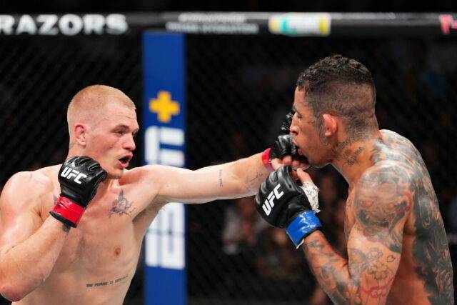 마샤두 개리(왼쪽)가 27일 프라치스와 대결에서 펀치를 적중하고 있다. /UFC 제공