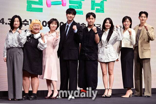 2025년 4월 29일 오후 서울 구로구 더세인트에서 진행된 KBS2 새 수목드라마 '24시 헬스클럽' 제작발표회에서 박준수 감독과 출연진들이 포즈를 취하고 있다. (이지혜 홍윤화 박성연 이준영 박준수 감독 정은지 이미도 이승우) / 곽경훈 기자 kphoto@mydaily.co.kr