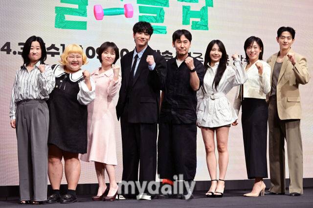 '24시 헬스크럽' 출연진과 박진수 감독이 파이팅을 외치며 포즈를 취하고 있다.