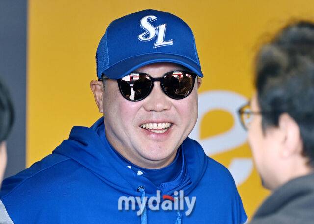 29일 오후 인천광역시 문학동 SSG랜더스필드에서 진행된 '2025 프로야구 KBO리그' SSG랜더스와 삼성라이온즈의 경기. 삼성 박진만 감독이 경기 전 인터뷰를 갖고 있다./인천=송일섭 기자