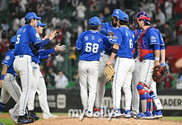 29일 오후 인천광역시 문학동 SSG랜더스필드에서 진행된 '2025 프로야구 KBO리그' SSG랜더스와 삼성라이온즈의 경기. 삼성 선수들이 3-1로 승리한 뒤 환호하고 있다./인천=송일섭 기자