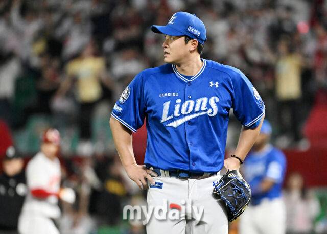 29일 오후 인천광역시 문학동 SSG랜더스필드에서 진행된 '2025 프로야구 KBO리그' SSG랜더스와 삼성라이온즈의 경기. 삼성 최원태가 7회말 1사 1루서 오태곤을 실책으로 내보낸 뒤 아쉬워 하고 있다./인천=송일섭 기자