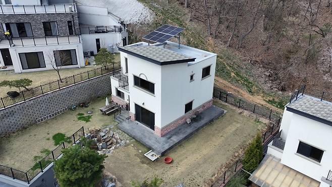 경기도 안성시 원곡면 지문리 일대 2층 단독주택의 모습. [이건욱 PD]