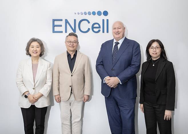 이엔셀 장종욱 대표(왼쪽 두번째)와 써모 피셔 사이언티픽 마크 스메들리 부회장(왼쪽 세번째), 홍웨이 부사장(왼쪽 네번째), 써모 피셔 사이언티픽 코리아 석수진 대표(왼쪽 첫번째). [이엔셀 제공]