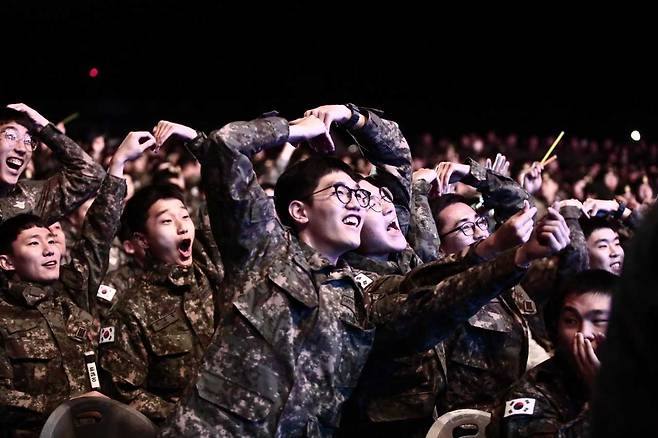 현역 병사를 대상으로 진행된 국방일보 4월 병영차트 설문결과, MZ병사들이 ‘봄맞이 위문열차 무대에서 만나고 싶은 스타’ 1~3위는 ‘에스파’ ‘프로미스나인’ ‘아이유’ 순으로 조사됐다. 사진은 장병들이 위문열차 공연을 보며 환호하는 모습. [국방일보 제공]