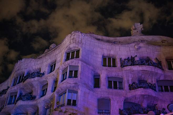 2025년 4월 28일, 대규모 정전으로 불이 꺼진 스페인 바르셀로나의 명소 카사 밀라. 건축가 안토니 가우디가 설계한 이 건물은 이날 조명이 모두 꺼진 채 어둠 속에 잠겼다. 월요일 스페인과 포르투갈 전역을 강타한 대정전으로 양국 곳곳이 전력 공급 중단과 대혼란을 겪었다. 스페인 전력망 운영사인 레드 엘렉트리카는 광범위한 정전 사실을 확인하고, 복구 작업과 원인 분석에 총력을 기울이고 있다고 밝혔다. [신화=연합]