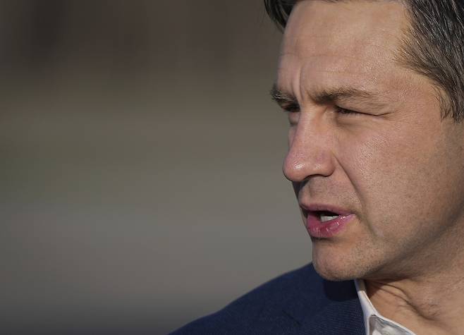 피에르 포일리에브르 캐나다 보수당 대표가 지난 4일(현지시간) 브리티시컬럼비아주 켈로나 국제공항에 도착하고 있다. [AP]