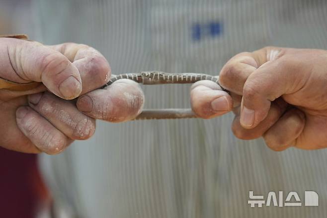 [바이에른=뉴시스] 27일(현지 시간) 독일 바이에른주 로젠하임 인근에서 열린 독일 핑거하켈른(핑거 레슬링) 챔피언십에서 참가자들이 경기하고 있다. 2025.04.28.