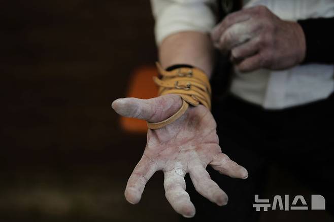 [바이에른=뉴시스] 27일(현지 시간) 독일 바이에른주 로젠하임 인근에서 열린 독일 핑거하켈른(핑거 레슬링) 챔피언십에서 참가자가 경기 전 워밍업을 하고 있다. 2025.04.28.