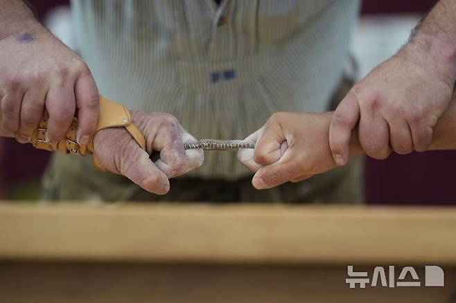 [바이에른=뉴시스] 27일(현지 시간) 독일 바이에른주 로젠하임 인근에서 열린 독일 핑거하켈른(핑거 레슬링) 챔피언십에서 참가자들이 경기하고 있다. 2025.04.28.