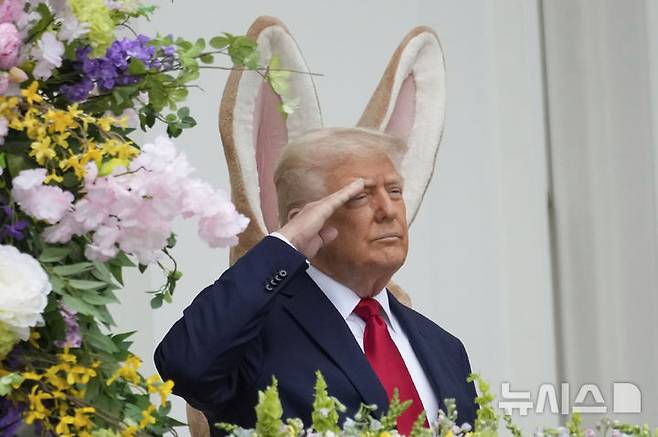 [워싱턴=AP/뉴시스] 도널드 트럼프 미국 대통령이 전방위적인 관세 정책을 밀어붙이면서 취임 100일도 채 안돼 미국이 약 80년간 공 들어 구축한 세계질서를 무너뜨렸다는 지적이 제기된다. 사진은 21일(현지시각) 백악관에서 열린 부활절 행사에 참석한 트럼프 대통령의 모습. 2025.04.29