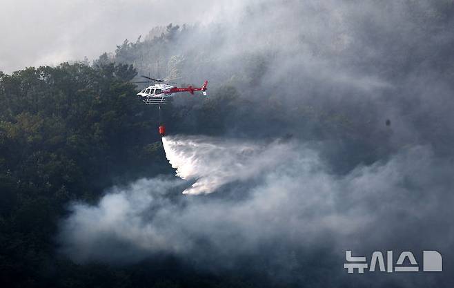 [대구=뉴시스] 이무열 기자 = 28일 오후 2시 1분쯤 대구 북구 노곡동 함지산에서 불이 나 소방헬기가 진화작업을 하고 있다. 2025.04.28. lmy@newsis.com