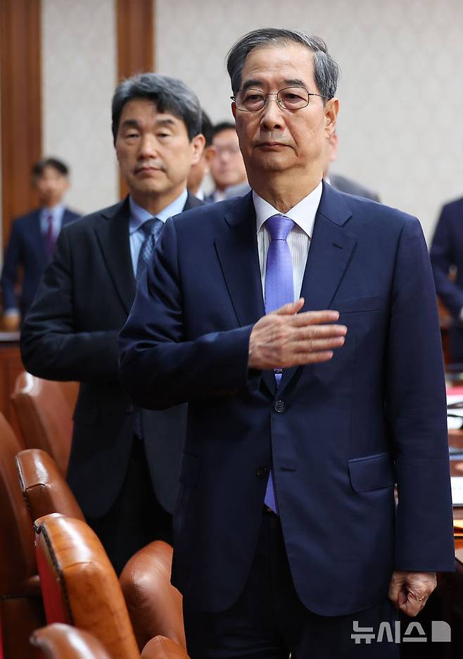 [서울=뉴시스]최진석 기자 = 한덕수 대통령 권한대행 국무총리가 29일 정부서울청사에서 열린 국무회의에서 국기에 경례하고 있다. 2025.04.29. myjs@newsis.com