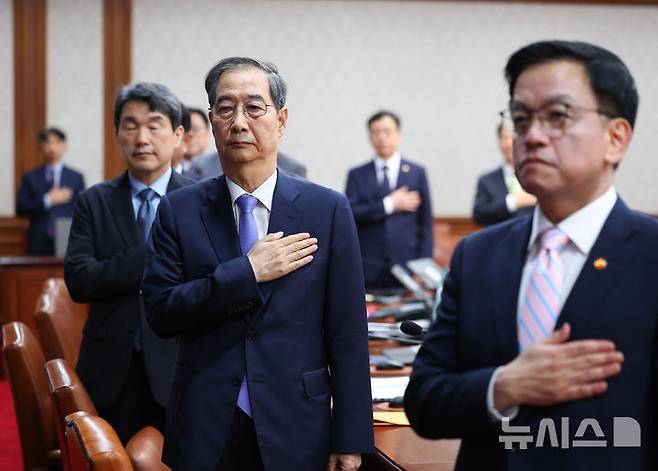 [서울=뉴시스] 최진석 기자 = 한덕수 대통령 권한대행 국무총리가 29일 정부서울청사에서 열린 국무회의에서 국기에 경례하고 있다. 2025.04.29. myjs@newsis.com