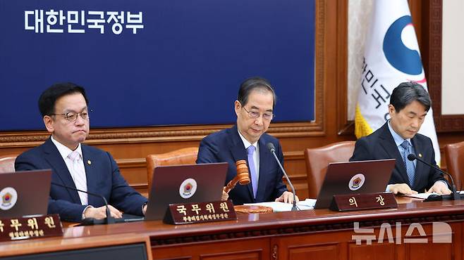 [서울=뉴시스] 최진석 기자 = 한덕수 대통령 권한대행 국무총리가 29일 정부서울청사에서 열린 국무회의에서 의사봉을 두드리고 있다. 2025.04.29. myjs@newsis.com
