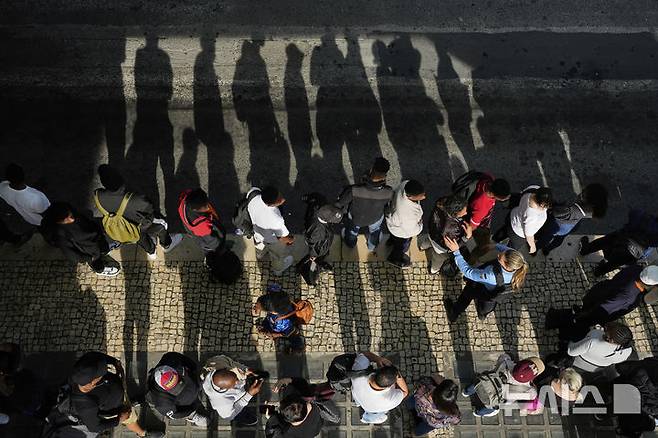 [리스본=AP/뉴시스] 28일(현지 시간) 포르투갈에서 전국적인 정전 사태가 발생해 기차와 지하철 운행이 중단되자 시민들이 환승장에서 버스를 기다리고 있다. 2025.04.29.