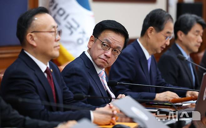 [서울=뉴시스] 최진석 기자 = 최상목 경제부총리 겸 기획재정부 장관이 29일 정부서울청사에서 열린 국무회의에서 참석하고 있다. 2025.04.29. myjs@newsis.com