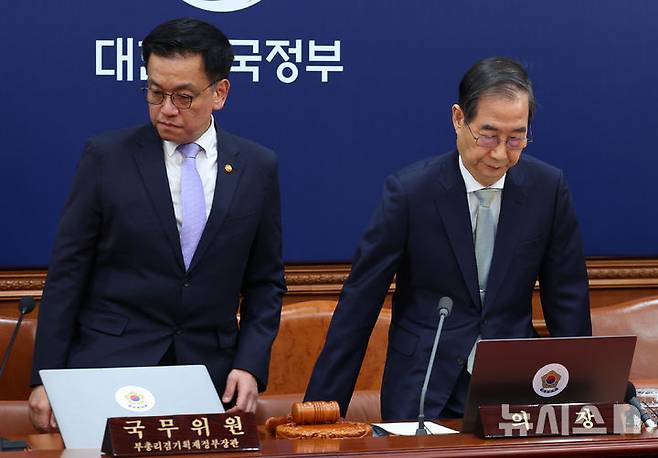 [서울=뉴시스] 최진석 기자 = 한덕수 대통령 권한대행 국무총리와 최상목 경제부총리 겸 기획재정부 장관이 1일 정부서울청사에서 열린 국무회의에 참석하고 있다. 2025.04.01. myjs@newsis.com