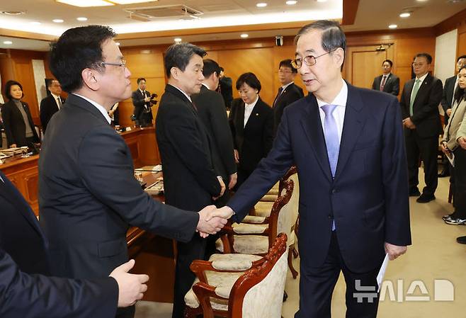 [서울=뉴시스] 조수정 기자 = 한덕수 대통령 권한대행 국무총리가 24일 정부서울청사에서 열린 국무위원간담회에 참석하며 최상목 부총리 겸 기획재정부 장관과 인사하고 있다. (대통령실통신사진기자단) 2025.03.24. chocrystal@newsis.com